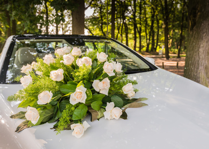 Bouquet of roses on the bride car