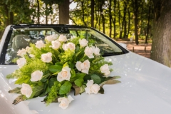 Bouquet of roses on the bride car