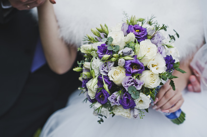 The bride hugs the bouquet of flowers in her hands 5666.