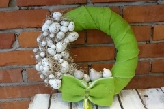 607
